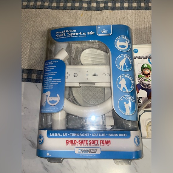 Nintendo Wii console white RV-001 w hook ups,2 remotes/charger/4 games/sport kit